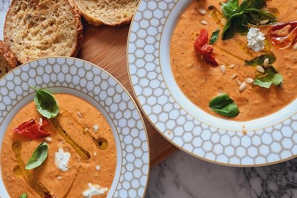 Rostad tomatsoppa vitlök och örter 