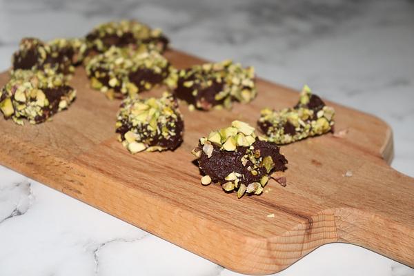 Mörk Choklad tryfflar med Havssalt och pistagenötter 