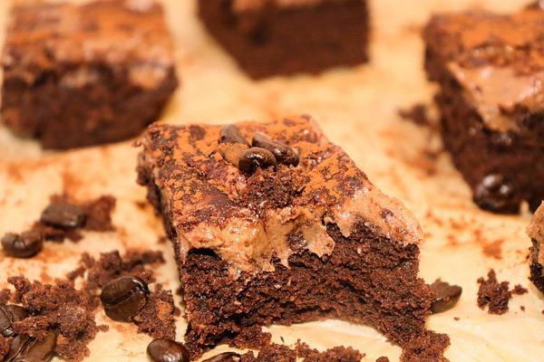 Brownies på kokosmjöl med mockakräm